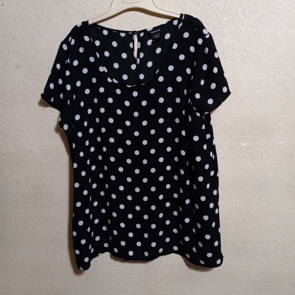 TORRID  BLACK AND WHITE POLKA DOTTED BLOUSE